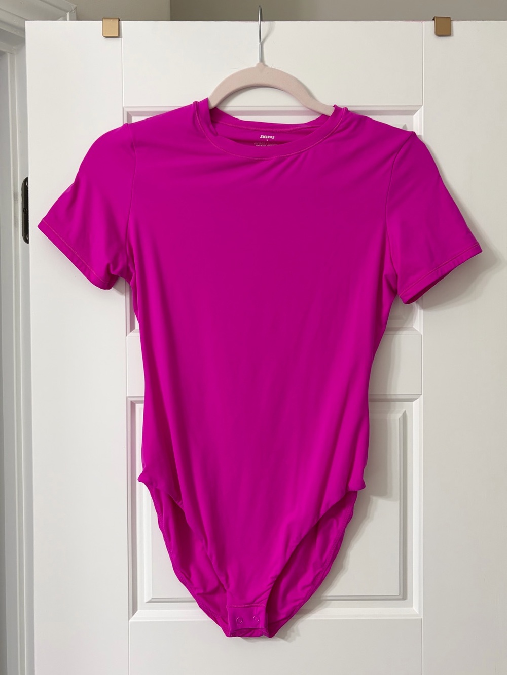 SKIMS Fits Everybody T-Shirt Bodysuit Limited Edition Fuchsia Size Medium - Picture 3 of 7